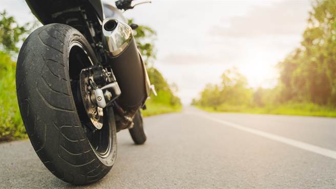 馬來西亞一名18歲少年，因深夜飆車遭警方追趕，逃離途中摔倒連撞30台機車。圖片為示意圖。（圖／shutterstock）