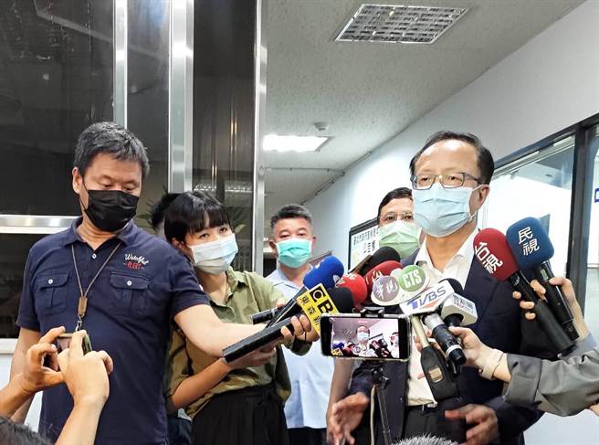 台北市警察局长陈嘉昌（右1）今天说，破案后案情水落石出，泼蟑螂嫌犯并非针对警察或他本人。（胡欣男摄）