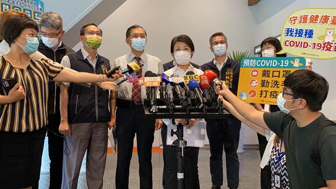 为防范未然，市长卢秀燕5日召开全市防疫会议，宣布将加强公共场所防疫宣导与稽查。（冯惠宜摄）