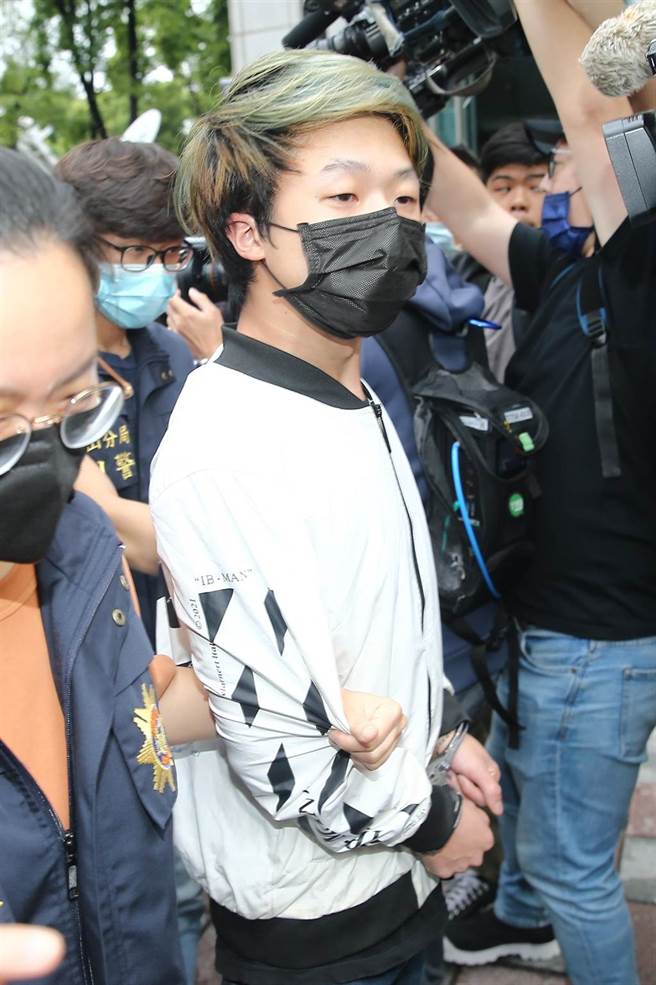 泼蟑嫌犯曹邦昱遭逮。（现场图／杜宜谙摄）