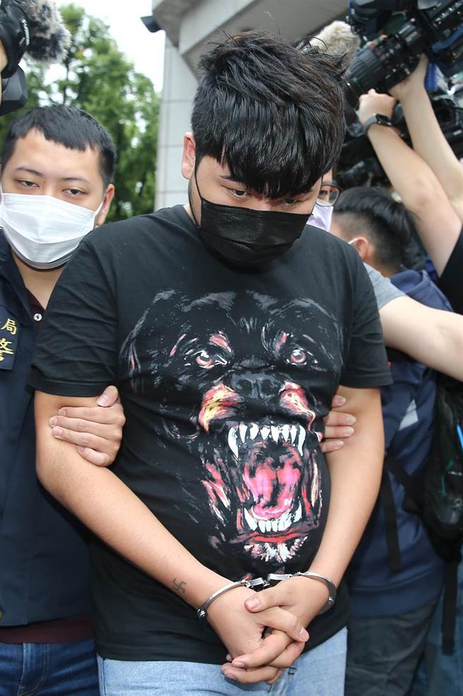 泼蟑嫌犯许柏樟遭逮。（现场图／杜宜谙摄）