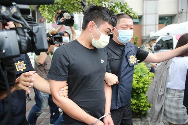 泼蟑嫌犯蔡宗谕遭逮。（现场图／杜宜谙摄）