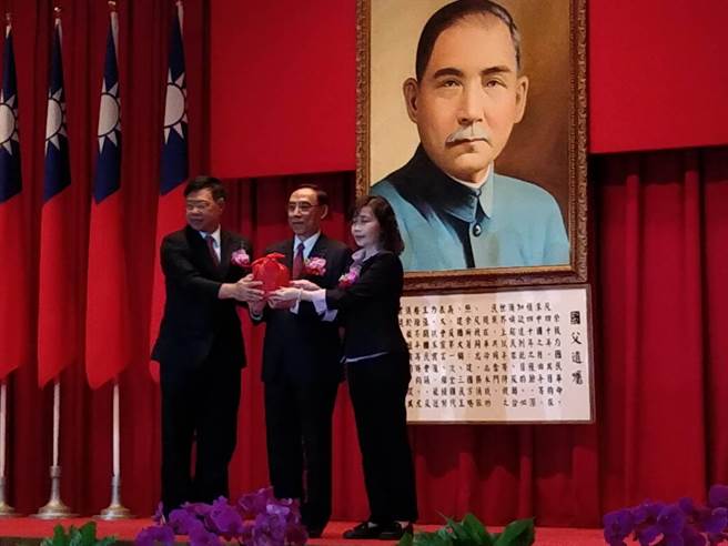 法务部5日上午举行新任检察长、法务部一级主管交接、宣誓典礼。(陈志贤摄)