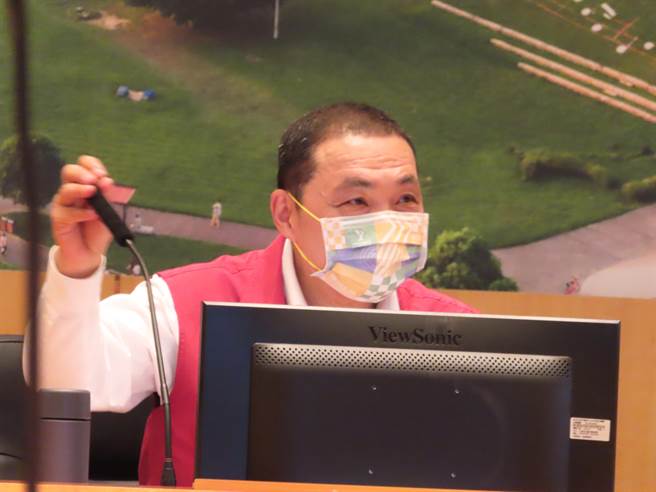 新北防疫比秋冬专案更严格 侯：防疫优先、专业评估、渐进管理。（叶德正摄）