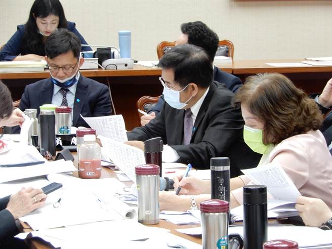 立法院教育及文化委员会今天审议《私立高级中等以上学校退场条例》草案。（林志成摄）