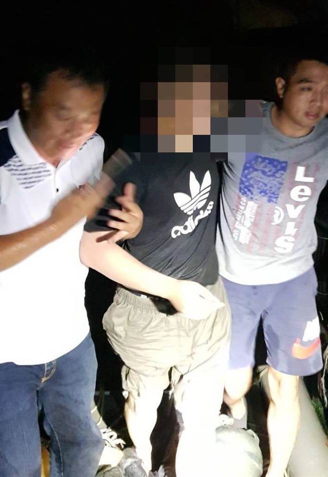 中市龙井区1对父子昨晚从中彰大桥坠河，丽水里长陈耀墩（左）与渔民漏夜驾胶筏下水救起儿子（中）。（民眾提供／陈淑芬台中传真）