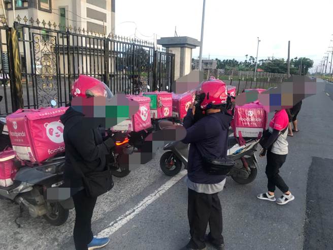 10多名外送员挤爆校门口，比对客人姓名才知被恶搞了。（图／翻摄自外送员奇闻轶事）