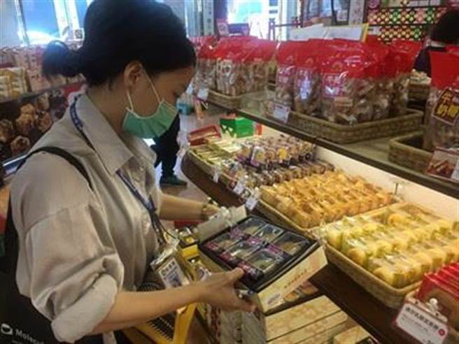 母亲节礼品抢市，中市环保局抽查礼品过度包装。（台中市环保局提供／陈淑芬台中传真）