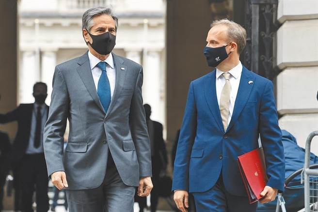 七國集團（G7）外長會議在倫敦召開3天，英國外交大臣拉布（右）與美國國務卿布林肯（左）、日本外相茂木敏充分別舉行雙邊會晤。（新華社）