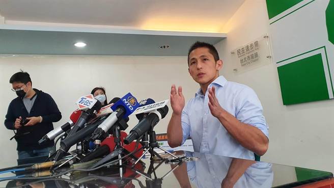 民进党北市党部主委吴怡农今早开记者会。（张薷摄）