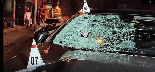 台中市南區5日凌晨三點多驚傳賓士車酒駕撞死行人悲劇，黑色賓士車車窗全被撞碎。（民眾提供／馮惠宜台中傳真）