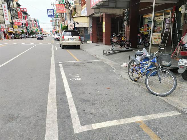 像是奠安宫附近商圈，地政路、復兴路、中山路等都将开始收费，消息一出当地摊商乐见其成，表示能解决长期占用车格问题。(吴建辉摄)