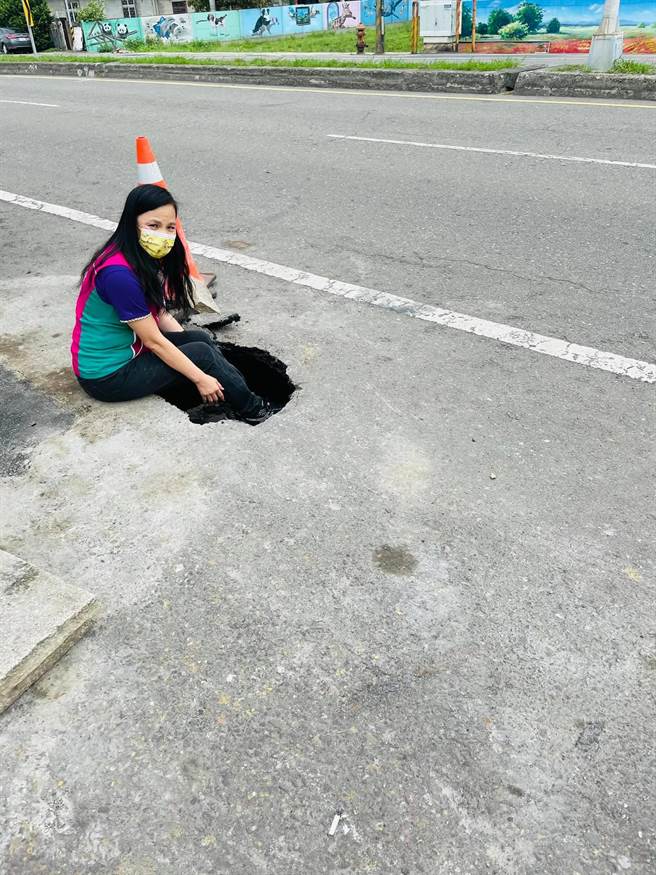 缺水了台17線自管水管還被震破，水流嘩啦啦路基掏空成大洞。（賴清美提供／吳敏菁彰化傳真）