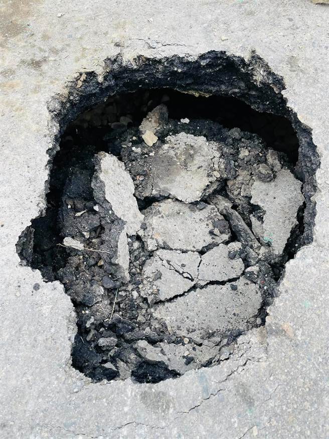 缺水了台17線自管水管還被震破，水流嘩啦啦路基掏空成大洞。（賴清美提供／吳敏菁彰化傳真）