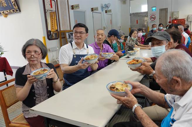 立夏也是吃麵的日子，鹿港镇长许志宏，再推出「阿宏师厨房」以瓠瓜来炒麵，佐以虾米、猪肉丝，搭配爌肉、滷蛋、油豆腐、白菜滷，及笋子汤等，展现鹿港美食的吸引力。（吴敏菁摄）