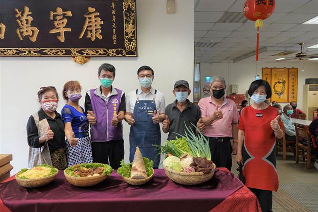 立夏也是吃麵的日子，鹿港镇长许志宏，再推出「阿宏师厨房」以瓠瓜来炒麵，佐以虾米、猪肉丝，搭配爌肉、滷蛋、油豆腐、白菜滷，及笋子汤等，展现鹿港美食的吸引力。（吴敏菁摄）