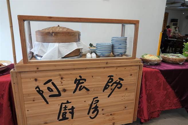 立夏也是吃麵的日子，鹿港镇长许志宏，再推出「阿宏师厨房」以瓠瓜来炒麵，佐以虾米、猪肉丝，搭配爌肉、滷蛋、油豆腐、白菜滷，及笋子汤等，展现鹿港美食的吸引力。（吴敏菁摄）