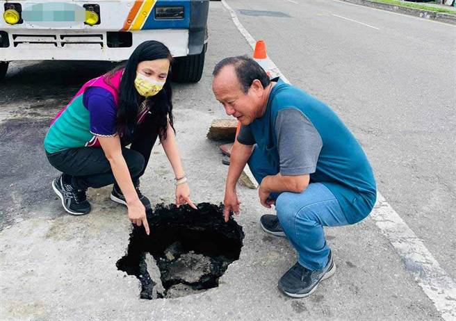 缺水了台17線自管水管還被震破，水流嘩啦啦路基掏空成大洞。（賴清美提供／吳敏菁彰化傳真）
