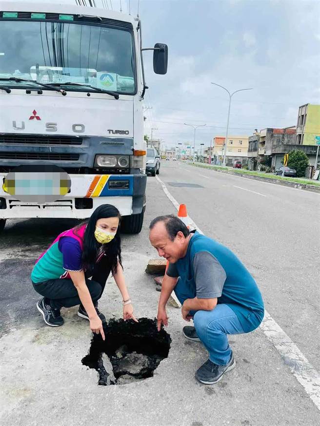 缺水了台17線自管水管還被震破，水流嘩啦啦路基掏空成大洞。（賴清美提供／吳敏菁彰化傳真）
