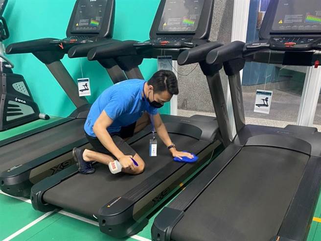 防疫再升级，台中市国运中心及港区运动公园扩大消毒。（民眾提供／卢金足台中传真）