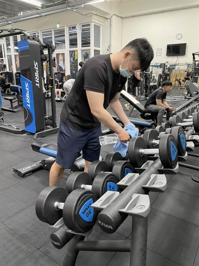 防疫再升级，台中市国运中心及港区运动公园扩大消毒。（民眾提供／卢金足台中传真）