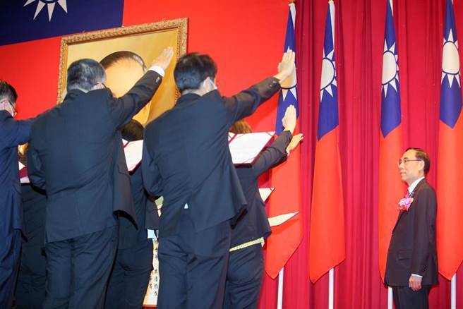 法务部5日举行新任检察长、法务部一级主管交接，在部长蔡清祥（右）监交下，全体新任检察长宣誓就职。（张铠乙摄）
