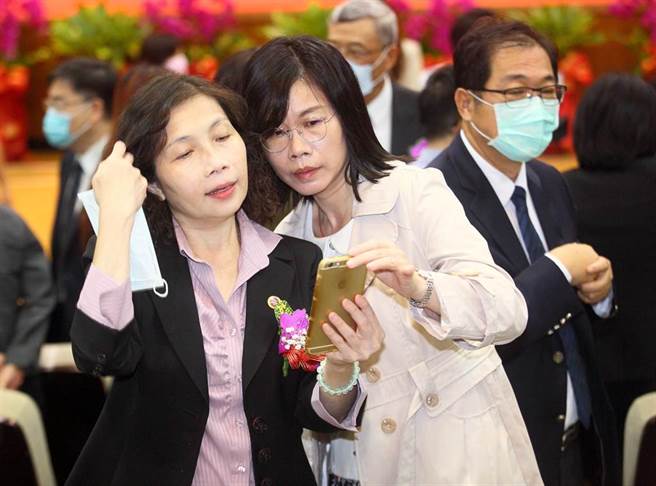 法务部5日举行新任检察长、法务部一级主管交接，原任花莲地检署检察长俞秀端（左）接任彰化地检署检察长，在会场上与亲友自拍留念。（张铠乙摄）
