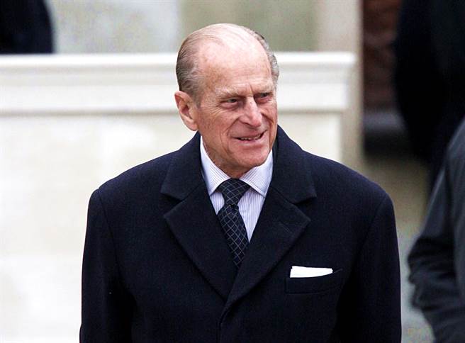 英國菲立普親王（Prince Philip）4月過世前幾周才進行心臟手術，不過英媒披露，親王的官方死亡證明上的死因欄位只有「老死」2個字。（資料照／TPG、達志影像）