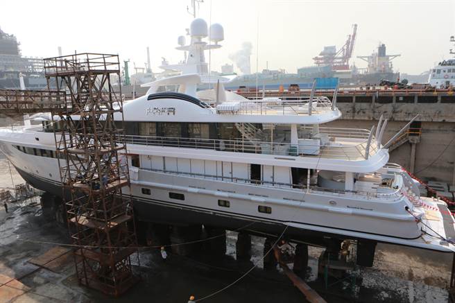 享譽國際的「教皇號PAPA」進入台船公司執行為期數日的外板修繕及相關養護作業。（台船提供）