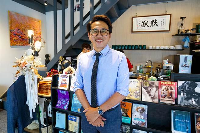 辭去公職從政的康仕楷，決定回歸本心，開設一家關注生命教育的友善書店。（李忠一攝）