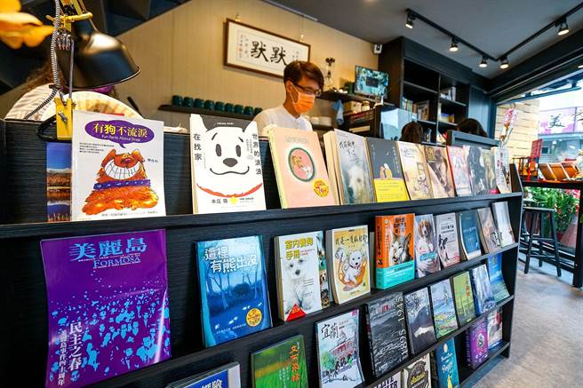 位於宜蘭市文昌街的默默書店，是一家不賣書的書店，店裡陳列有動保、文學等書籍。（李忠一攝）
