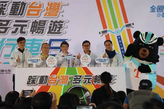 交通部觀光局今日公布、頒獎精選30條獲選的自行車多元化遊程外，也展示國光客運打造的KBB（Kuo-Kung Bike Bus）自行車專用巴士，並由行政院秘書長李孟諺、交通部政務次長陳彥伯和觀光局長張錫聰領騎八里左岸自行車道。（戴上容攝）