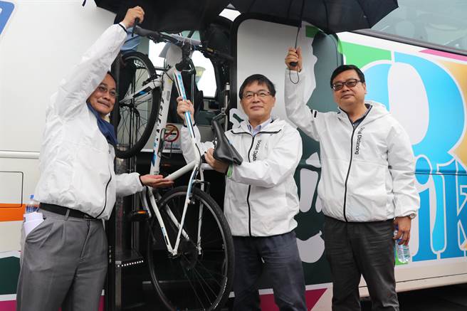 交通部觀光局今日公布、頒獎精選30條獲選的自行車多元化遊程外，也展示國光客運打造的KBB（Kuo-Kung Bike Bus）自行車專用巴士，並由行政院秘書長李孟諺、交通部政務次長陳彥伯和觀光局長張錫聰領騎八里左岸自行車道。（戴上容攝）