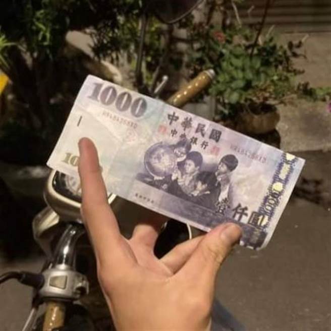 一名外送員PO文指出，收到假鈔，要其他外送員注意。（摘自臉書社團抱怨2社）