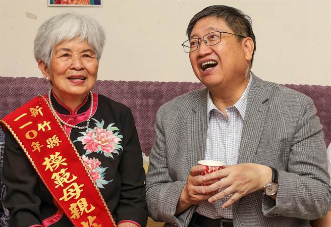 县长杨文科（右）到获选模范母亲的庄温育英（左）家中道贺话家常。（罗浚滨摄）