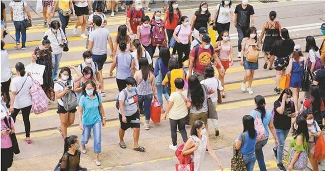香港疫情反覆，香港呼吸系统专科医生梁子超忧引爆第五波疫情。图为香港中环街头人潮汹涌。（图／中新社）