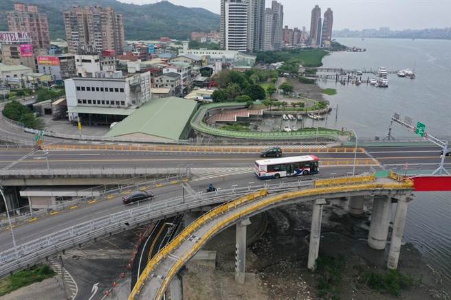 关渡大桥设双白线实体分隔惹议　2日后公路总局拆除一半（公路总局提供／戴上容新北传真）