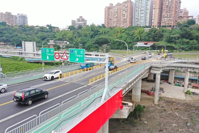 关渡大桥设双白线实体分隔惹议　2日后公路总局拆除一半　（公路总局提供／戴上容新北传真）