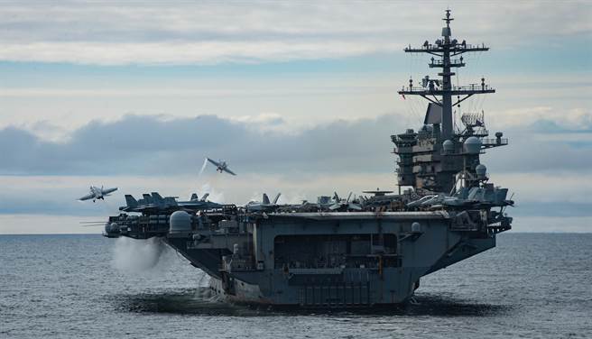 美国「罗斯福」号（USS Theodore Roosevelt，CVN-71）航母4月29日在太平洋巡航的画面。（美国海军）