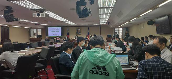 立法院社會福利及衛生環境委員會今天邀請勞動部、環保署預算解凍報告。（林良齊攝）