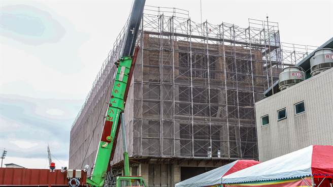 竹北成功国中二期校舍工程上梁，竣工可招24班。（罗浚滨摄）