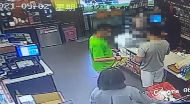 刘男(灰衣)、陈男(绿衣)在全联购物，结帐时发生口角，分别时机车大锁及鉅刀互殴，双方皆受重伤住院。(翻摄画面／洪浩轩高雄传真)