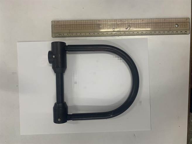 刘男、陈男在全联购物，结帐时发生口角，分别时机车大锁及鉅刀互殴，双方皆受重伤住院。(翻摄画面／洪浩轩高雄传真)