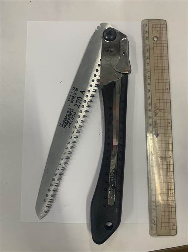 刘男、陈男在全联购物，结帐时发生口角，分别时机车大锁及鉅刀互殴，双方皆受重伤住院。(翻摄画面／洪浩轩高雄传真)