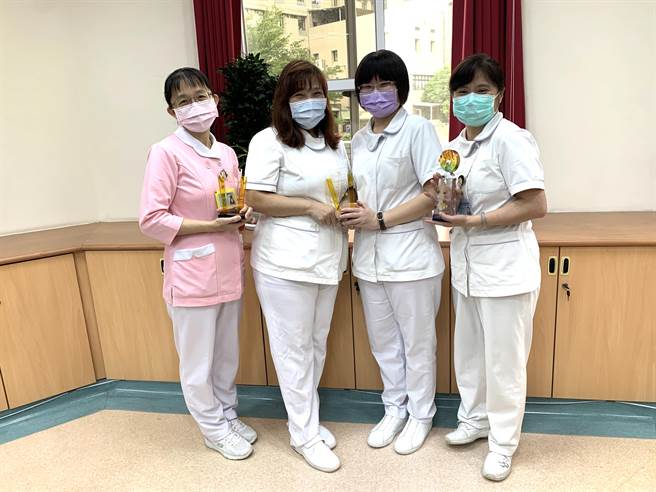 因5月12日为护理师节，桃园疗养院表扬4名护理师，分别为护理科主任邱金快、督导长黄美玲、护理长王淑美及护理师杨顏绫。（姜霏摄）