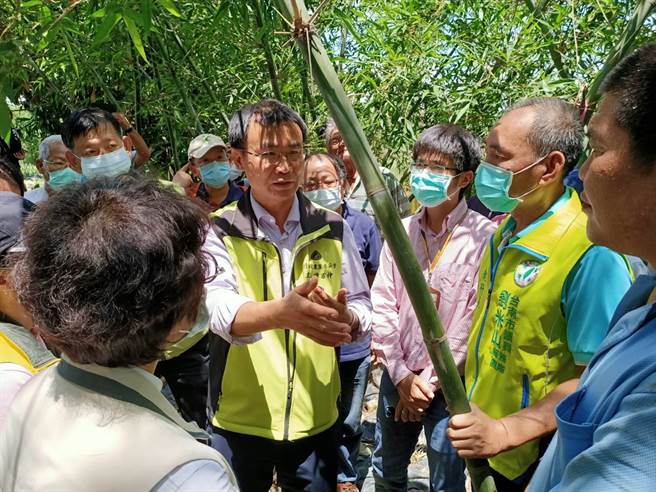 农委会主委陈吉仲5日南下会勘，呼吁林世宏申请管路灌溉设施补助。（张毓翎摄）