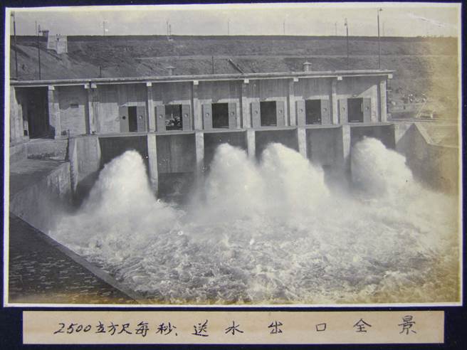 图为乌山头水库就送水口放水时的照片，曾有「珊瑚飞瀑」的美称。(台南市文资处提供／曹婷婷台南传真)