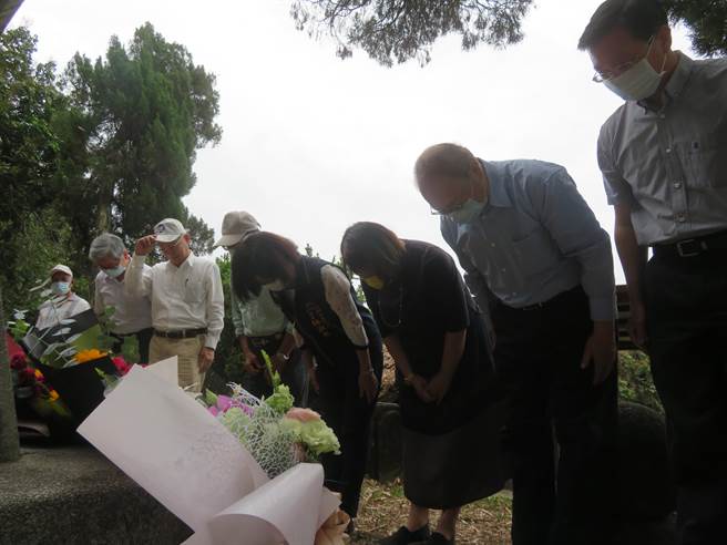 新社高中校长与新社区长等单位主管担任山冈老师慰灵祭主祭者，表达深深的感恩之情。（新社高中提供）