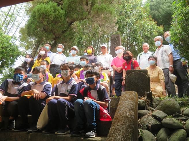 新社区地方各界人士到食水嵙溪畔「殉职山冈先生之碑」，献花祭慰舍身救学童的日籍老师。（新社高中提供）