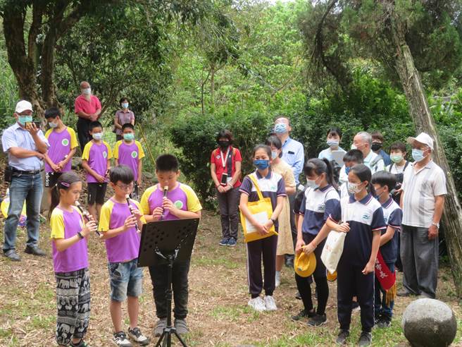 新社国小与崑山国小学生以直笛表演、卡片献上深深的祝福与感恩。（新社高中提供）